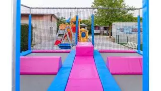 Trampolino con 4 postazioni mini, corridoio centrale. Allestimento speciale.